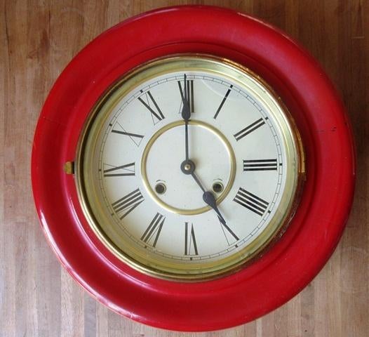 Klok rood pubklok wandklok veeruurwerk slag, Ophalen