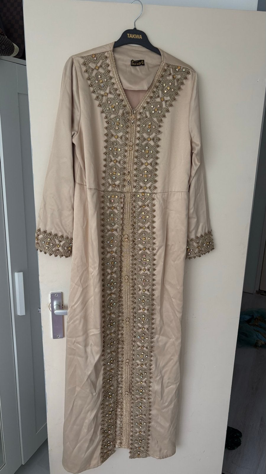 Elegante kaftan met Gouden Borduurwerk en Riem, Maat 38/40 (M), Galajurk, Beige, Ophalen of Verzenden