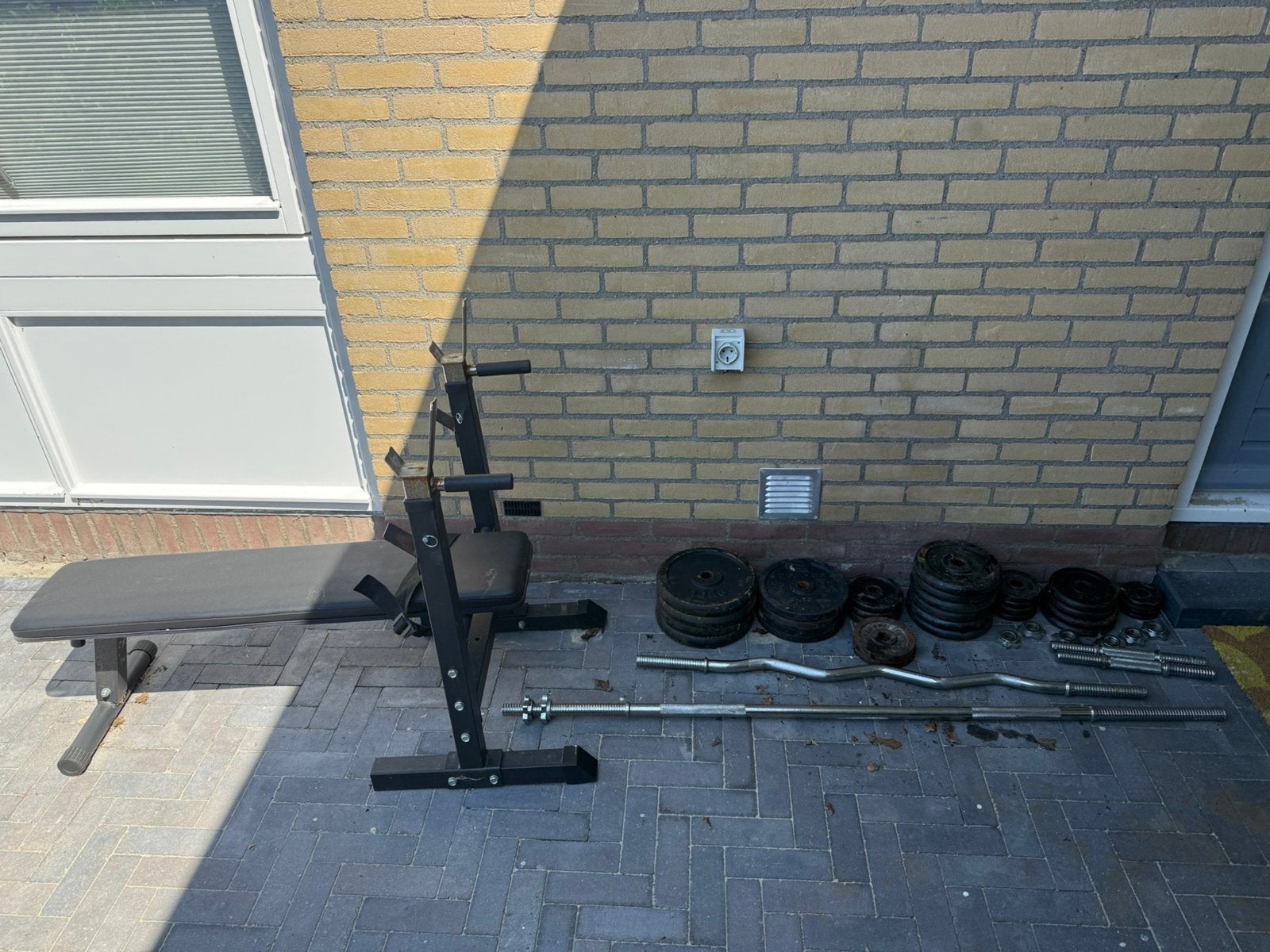 Halterstangen, gewichtschijven en benchpress bankje. Roest!, Sport en Fitness, Fitnessmaterialen, Ophalen, Gebruikt