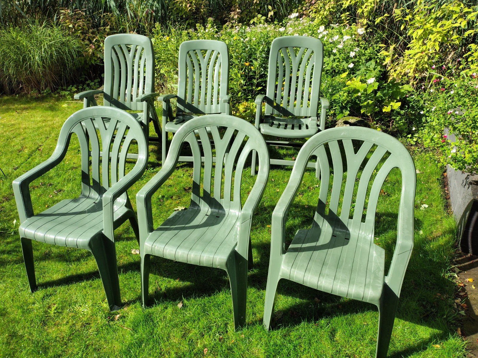 6 kunststof tuinstoelen, kuip en ligstoel, Ophalen, Gebruikt, Kunststof