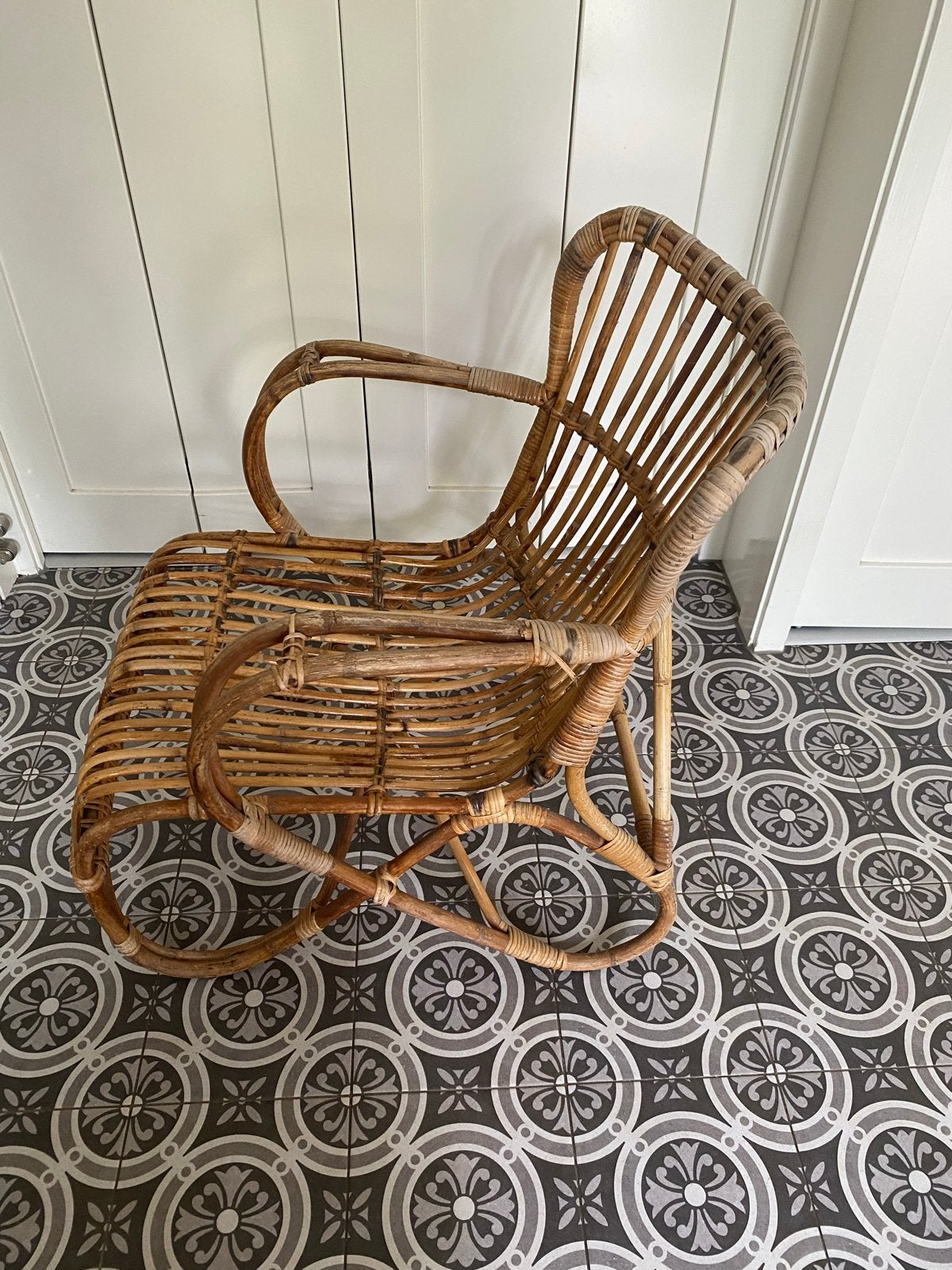 Vintage rotan stoel - perfect voor binnen of buiten, Huis en Inrichting, Stoelen, Ophalen, Gebruikt, Bruin, Riet of Rotan