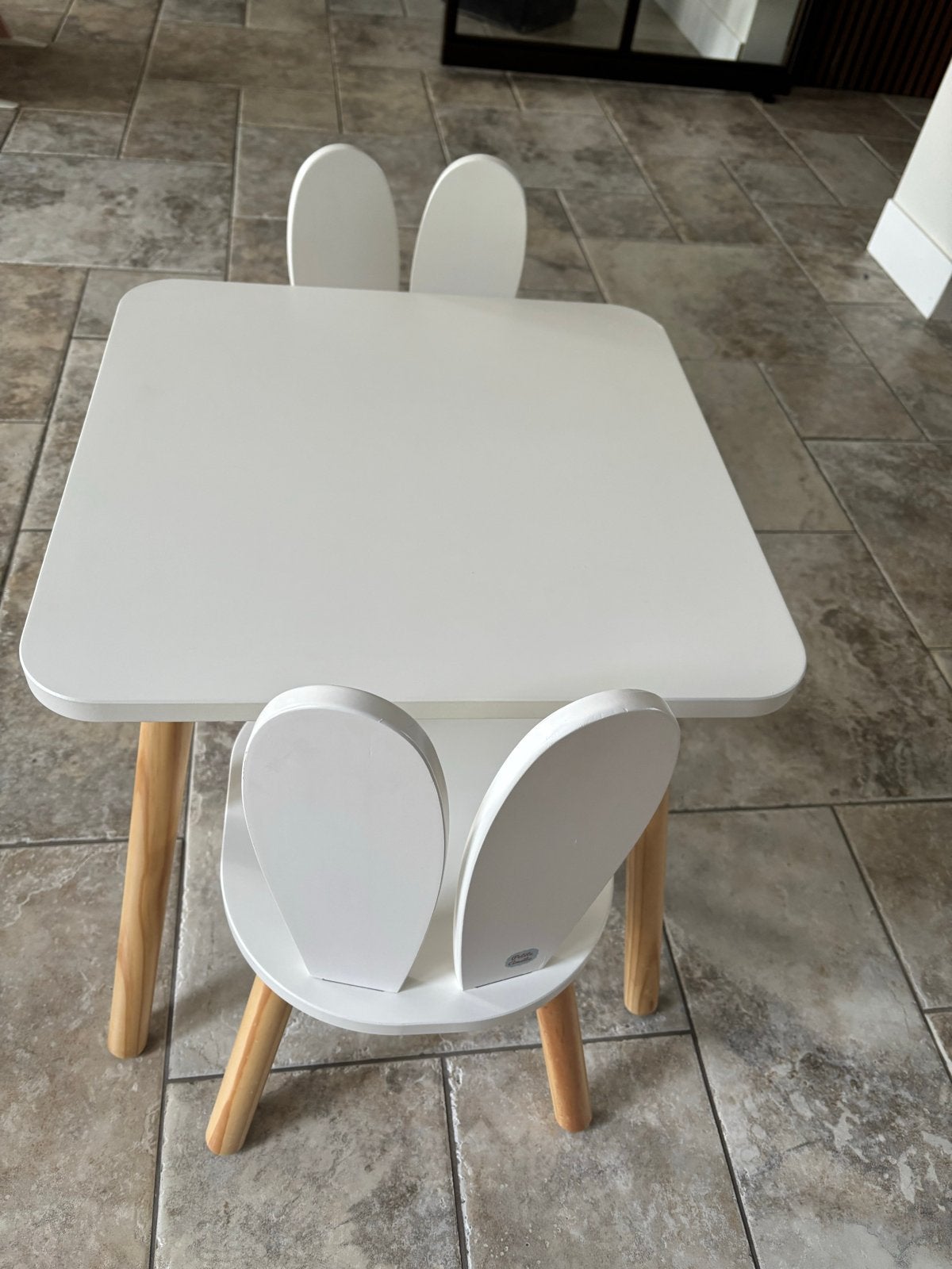 Petite Amelie kinderzitje: tafel en 2 konijnenstoeltjes, Kinderen en Baby's, Kinderkamer | Tafels en Stoelen, Ophalen, Zo goed als nieuw