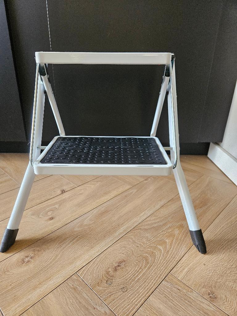 SONGMICS Stepladder - 2 steps, foldable, 150kg, steel, Ophalen of Verzenden, Zo goed als nieuw, Ladder, Opvouwbaar of Inschuifbaar