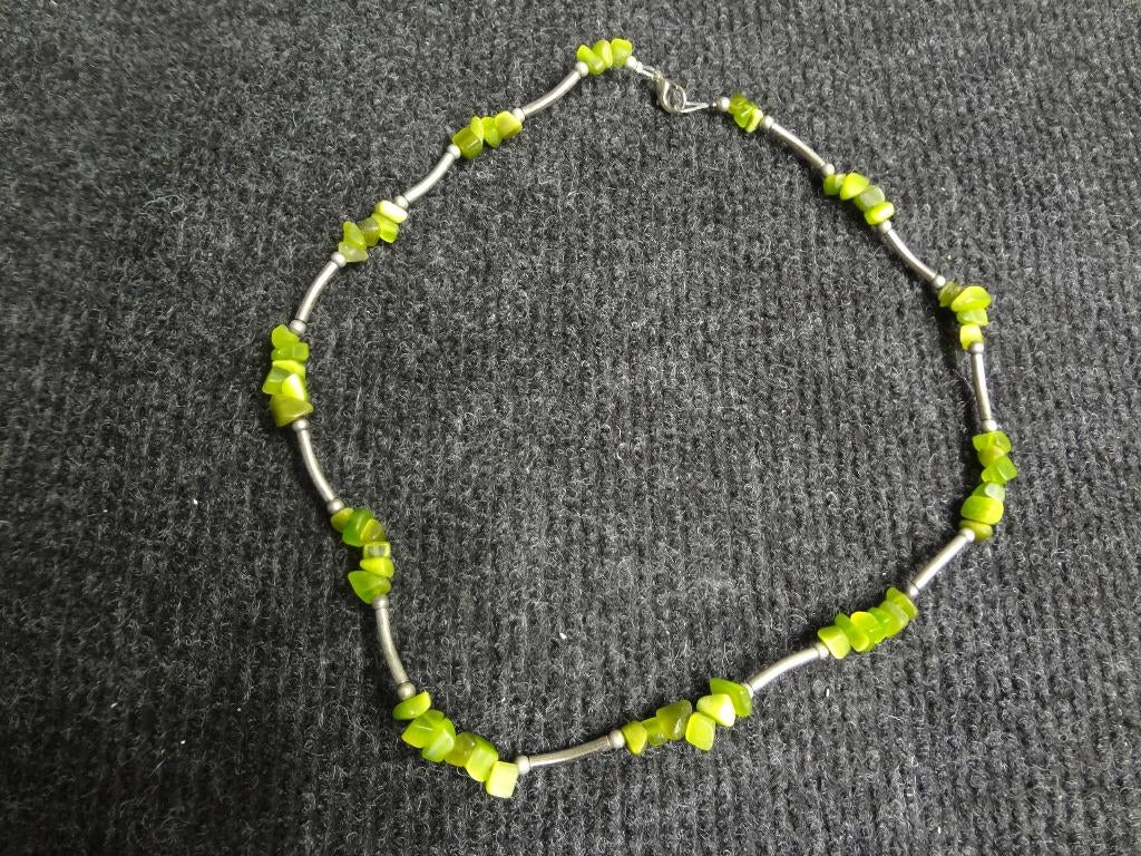 Ketting groene steentjes, zilverkleurige staafjes/ kraaltjes, Sieraden, Tassen en Uiterlijk, Kettingen, Ophalen of Verzenden, Nieuw