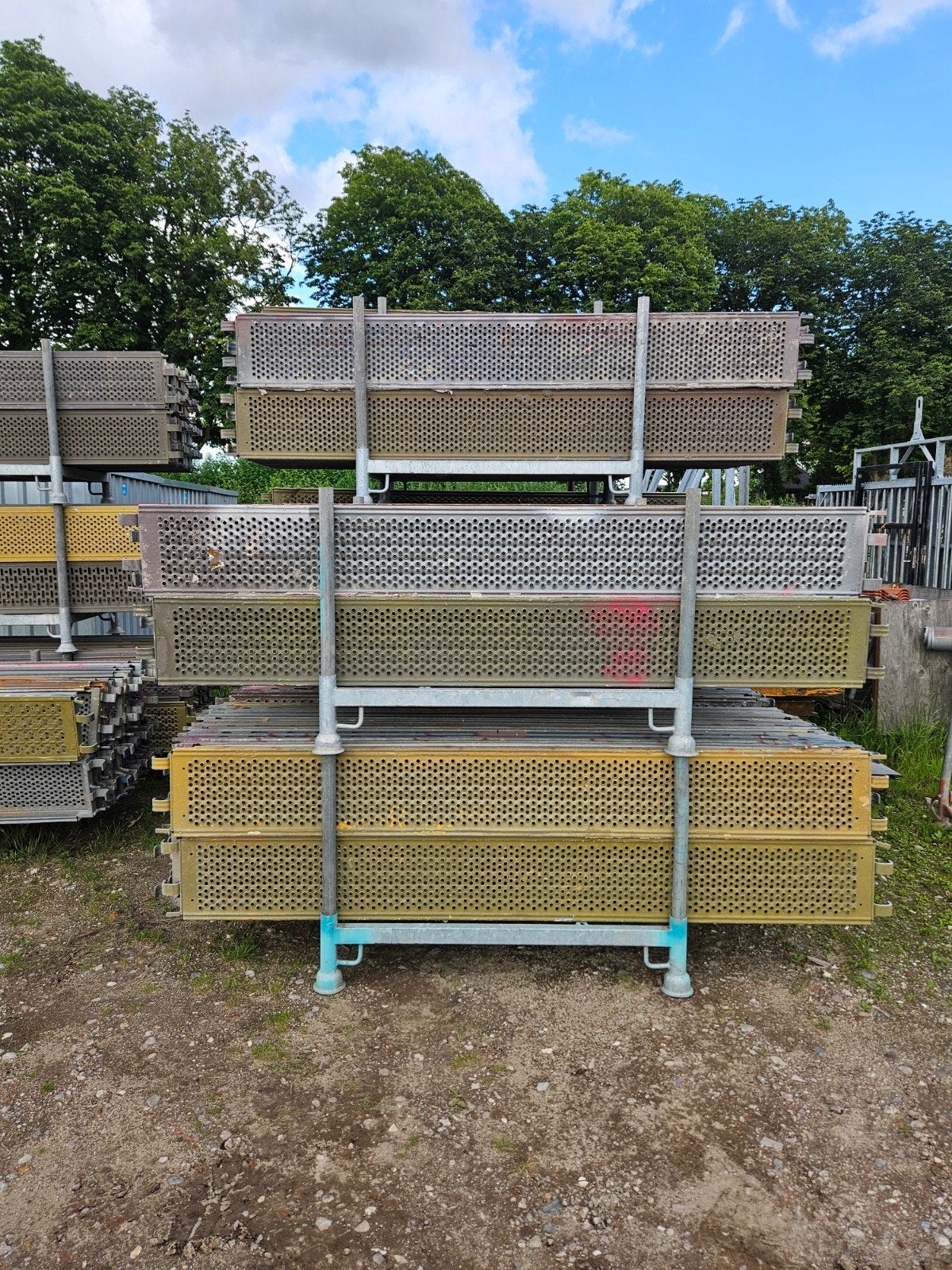 Layher stalen vlonders roostervloeren 2,57x0,32 mtr, Doe-het-zelf en Verbouw, Steigers, Ophalen, Gebruikt, ., 5 meter of hoger