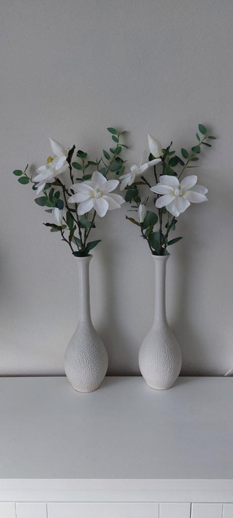 2 mooie creme vazen met kunst bloemen compleet, Huis en Inrichting, Woonaccessoires | Vazen, Ophalen, Zo goed als nieuw, Aardewerk of Porselein