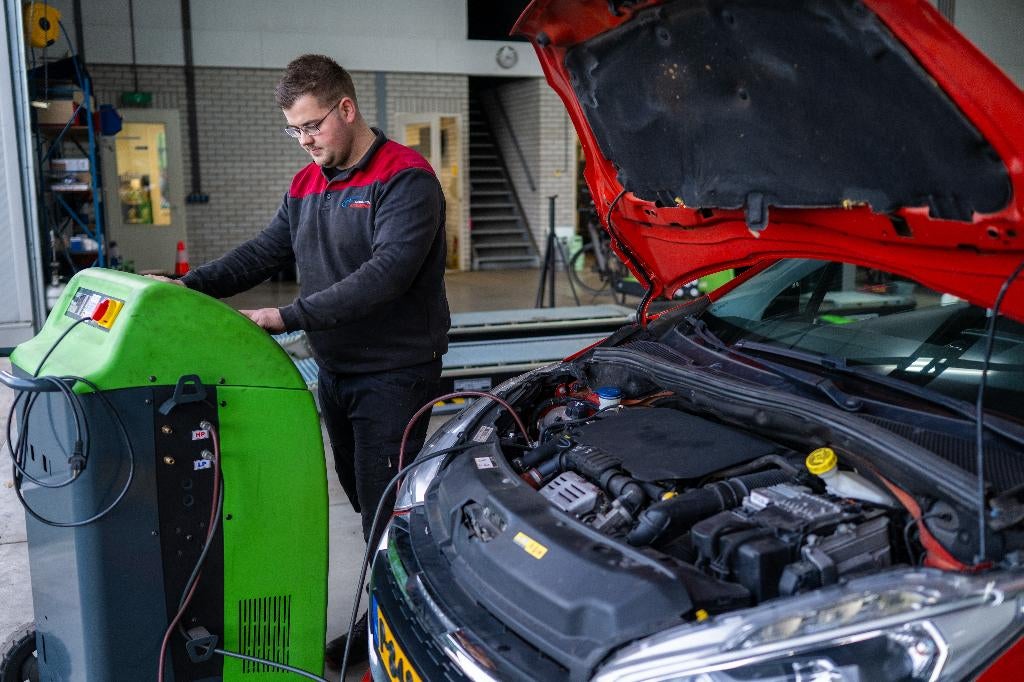 Automaatbak spoelen/Flushen Autobedrijf Rouwenhorst Holten, Autoruitschadeherstel