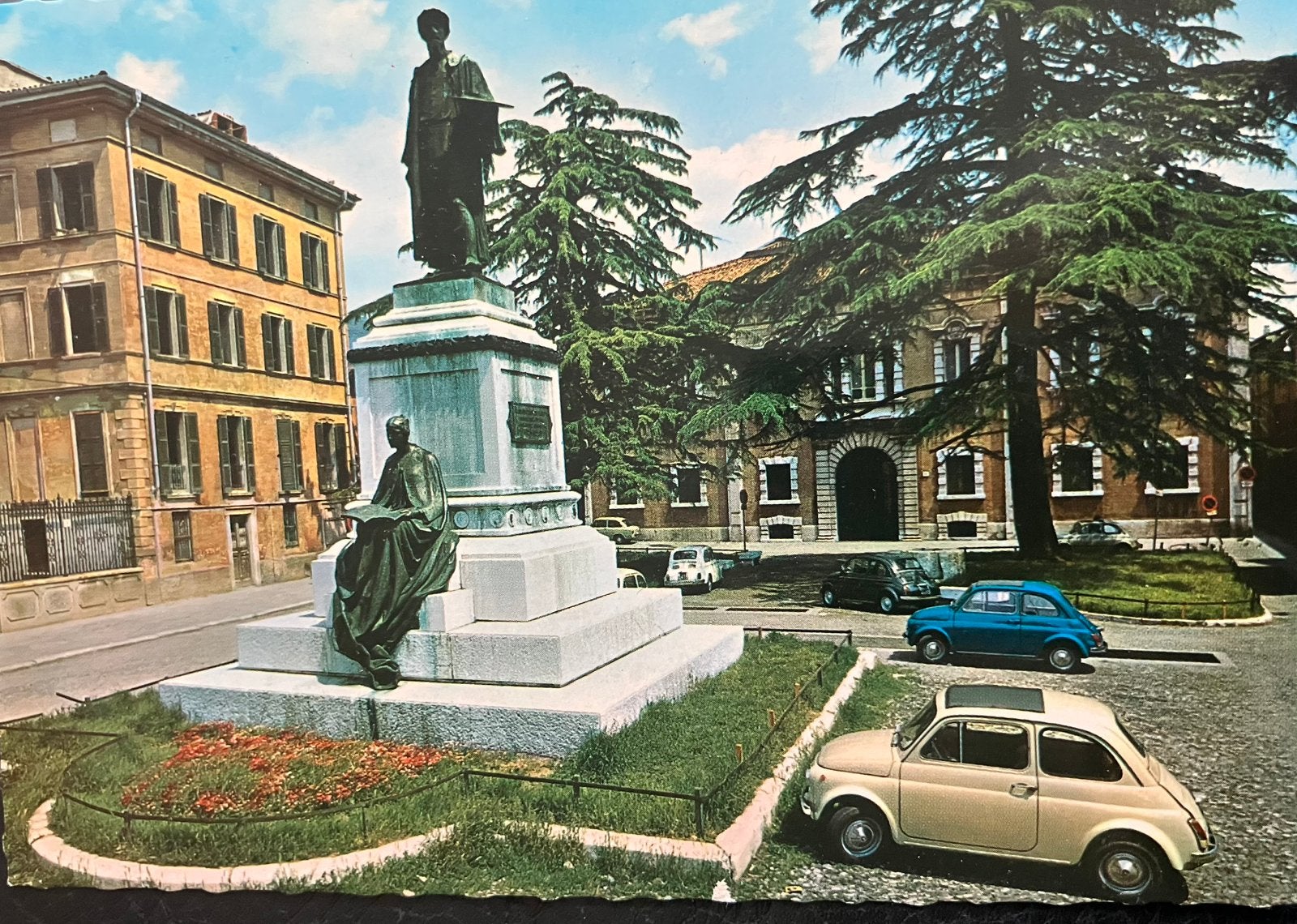 Ansichtkaart met auto’s 3 x Fiat 500 in Brescia Italië, Ophalen of Verzenden, 1960 tot 1980, Ongelopen, Voertuig
