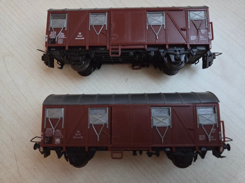 Trix Express Ho - 2 gesloten goederenwagons, Hobby en Vrije tijd, Gebruikt, Gelijkstroom, Trix, Wagon