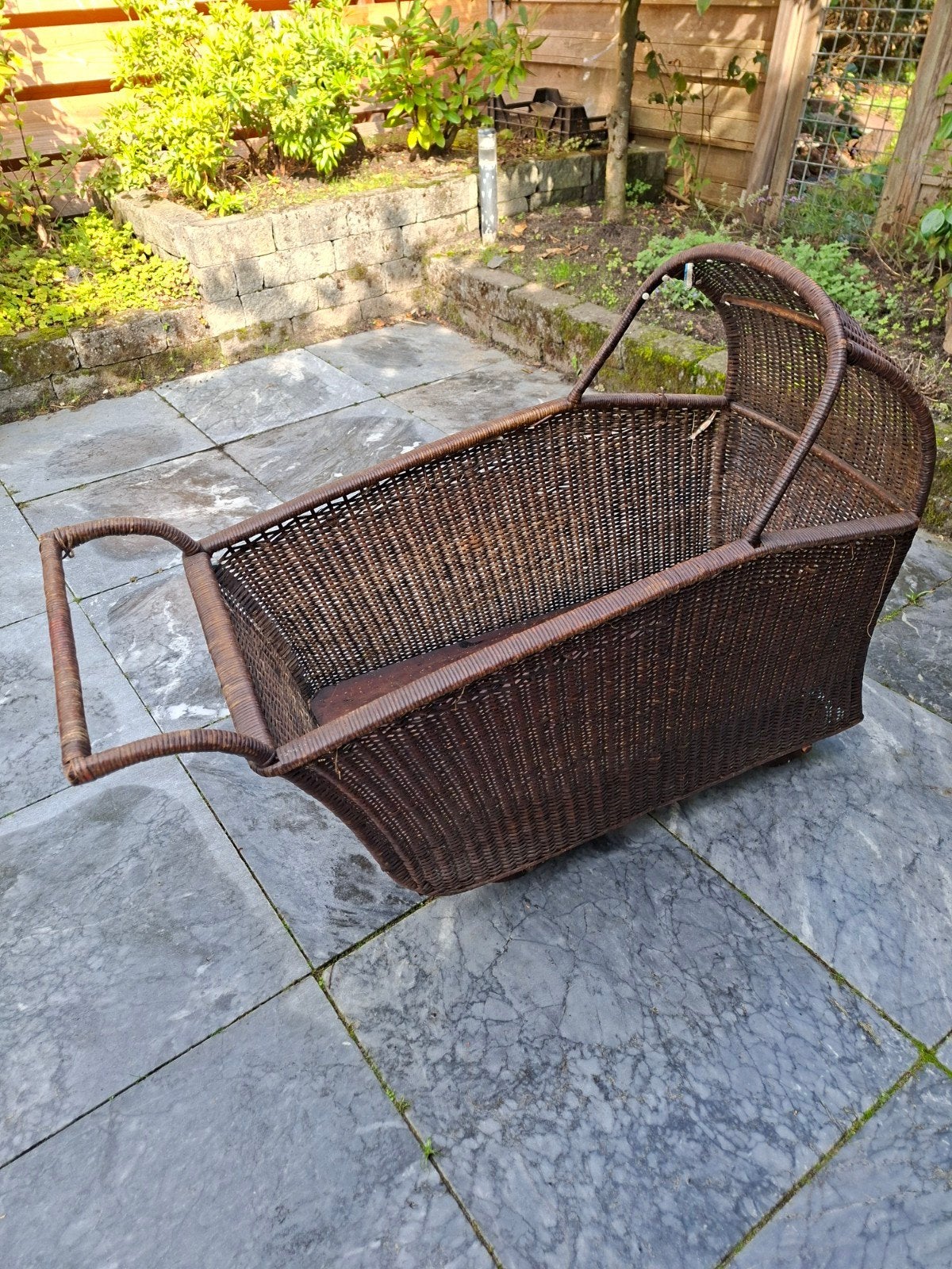 Antieke rotan wieg op wieltjes, Ophalen