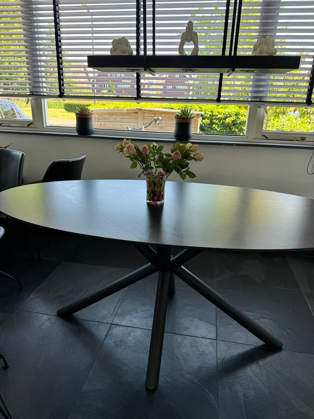 Moderne ovale eettafel met donker keramiek  blad, Huis en Inrichting, Ophalen, Overige materialen, 100 tot 150 cm, Zo goed als nieuw