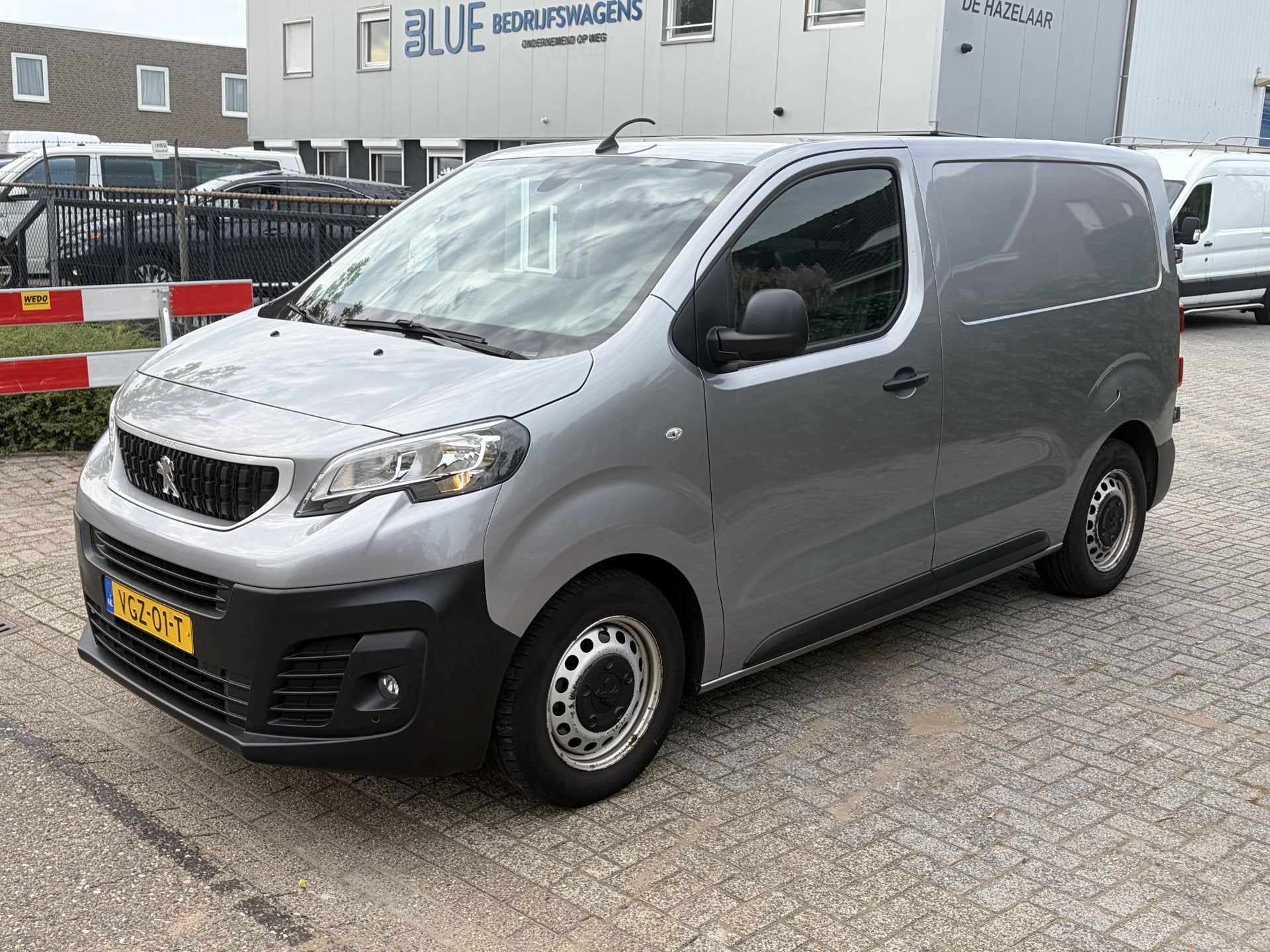 Peugeot Expert 2.0 BlueHDI 120PK Automaat Compact Premium --, Dealer onderhouden, Gebruikt, 4 cilinders, 2000 kg