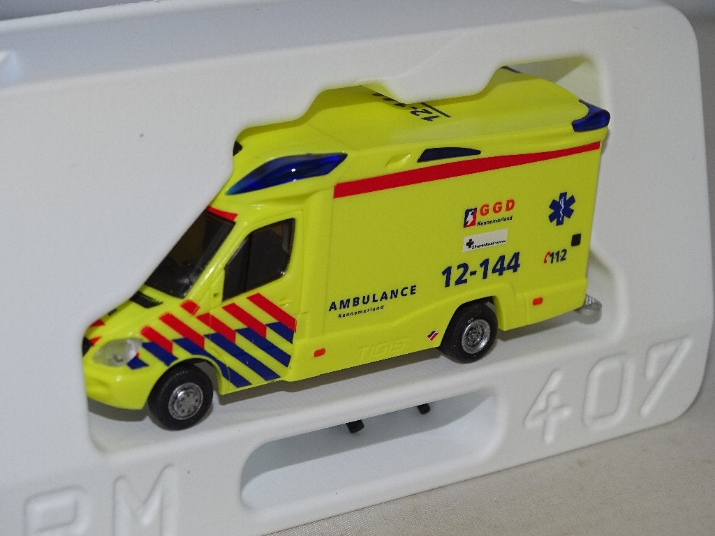 1/87 Busch Mercedes Ambulance Kennemerland, Hobby en Vrije tijd, Ophalen of Verzenden, Nieuw, Auto, Overige merken