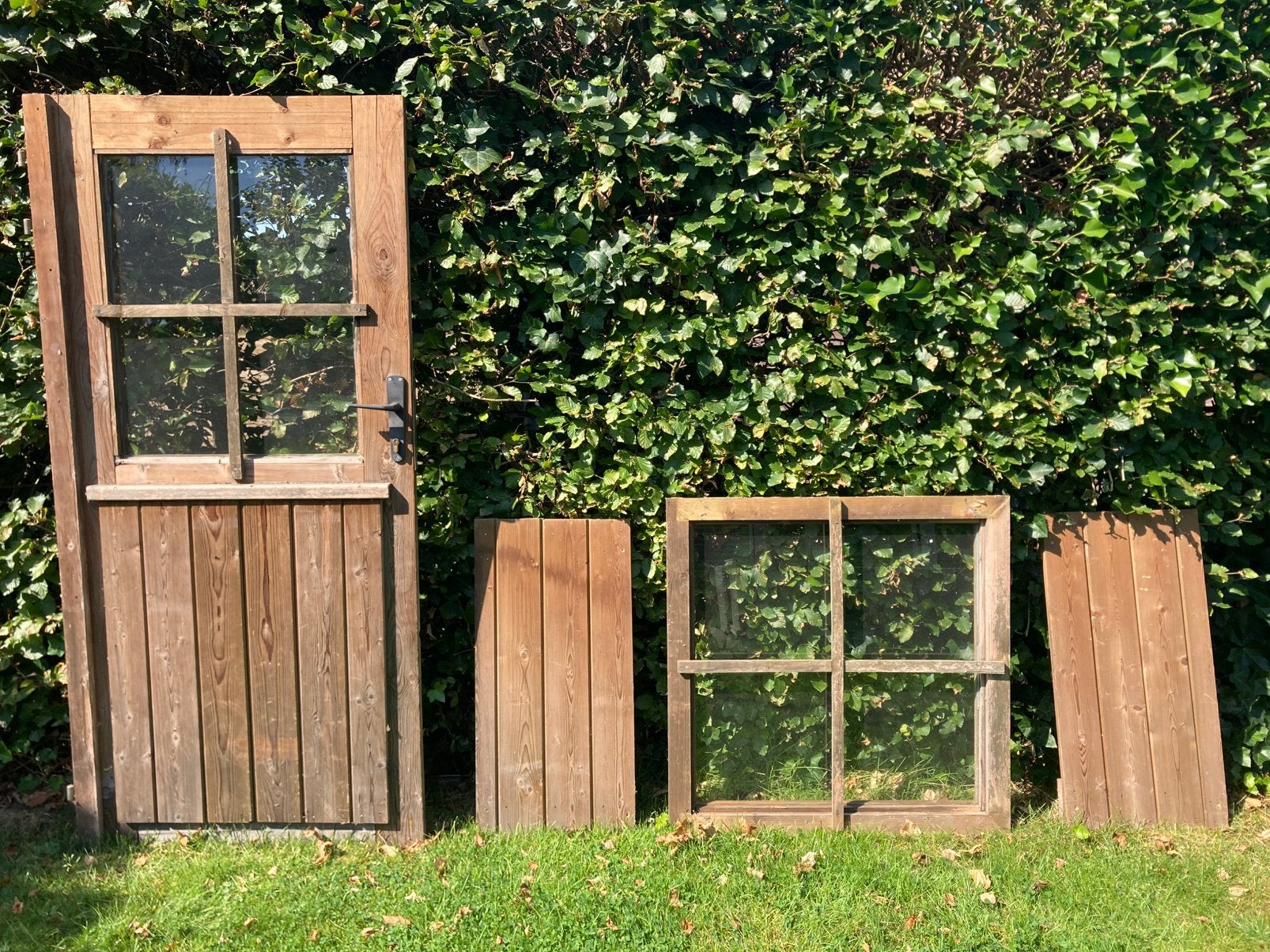 Houten blokhut deur + venster en luiken, Gebruikt, Deurkozijn, Inclusief glas, Hout
