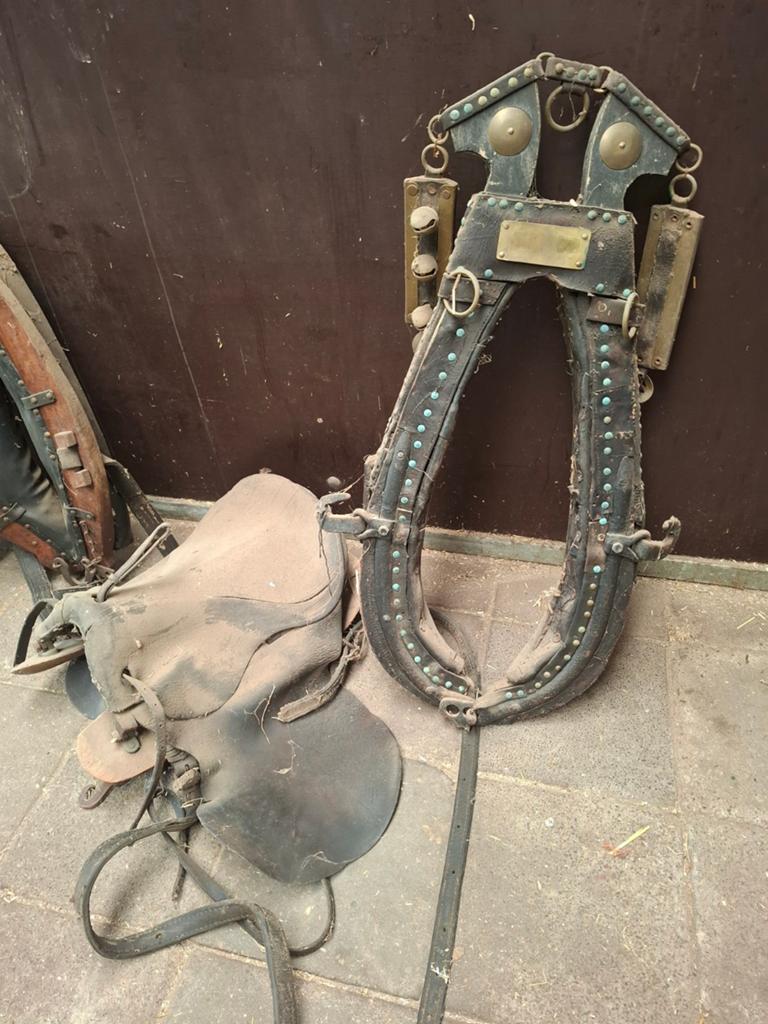 Verzameling paarden werktuig/ hamen, Ophalen