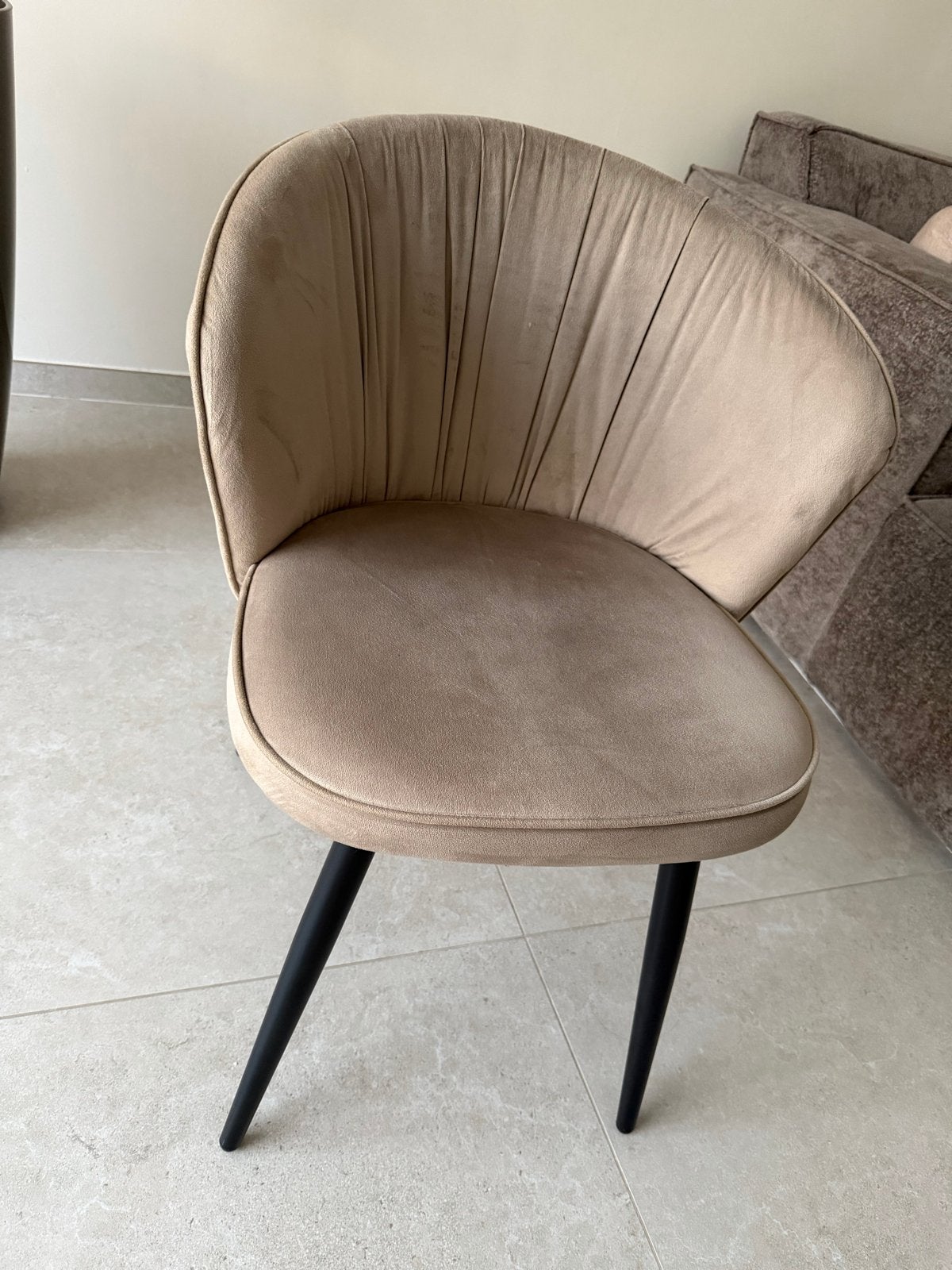 Taupe eetkamerstoel met zwarte poten, Ophalen, Overige kleuren, Zo goed als nieuw, Eén