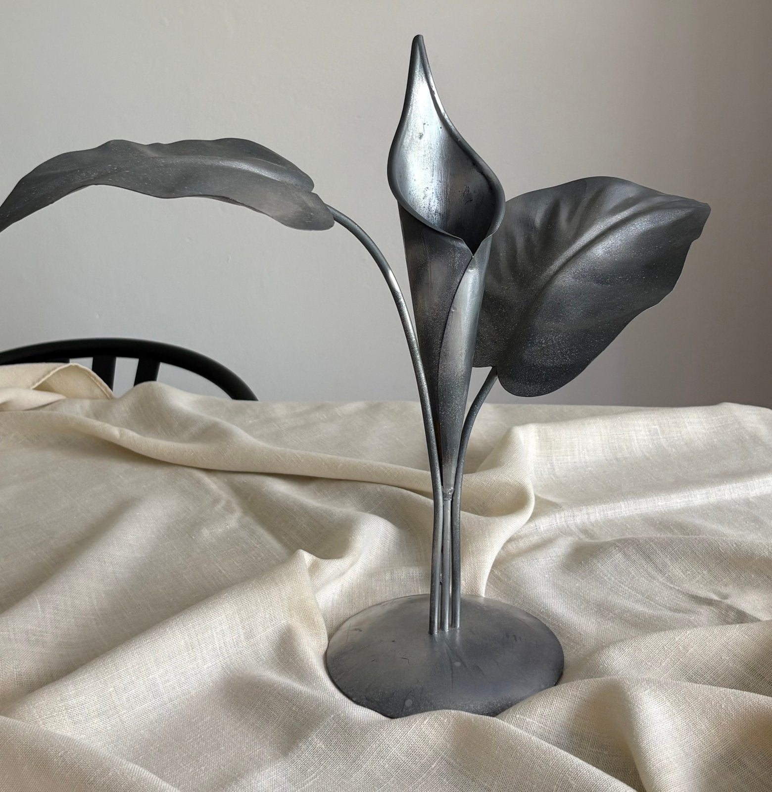 Vintage metalen art deco ‘lelie’ vaas  zilverkleurig, Grijs, Vaas, Handgemaakt, Ophalen of Verzenden