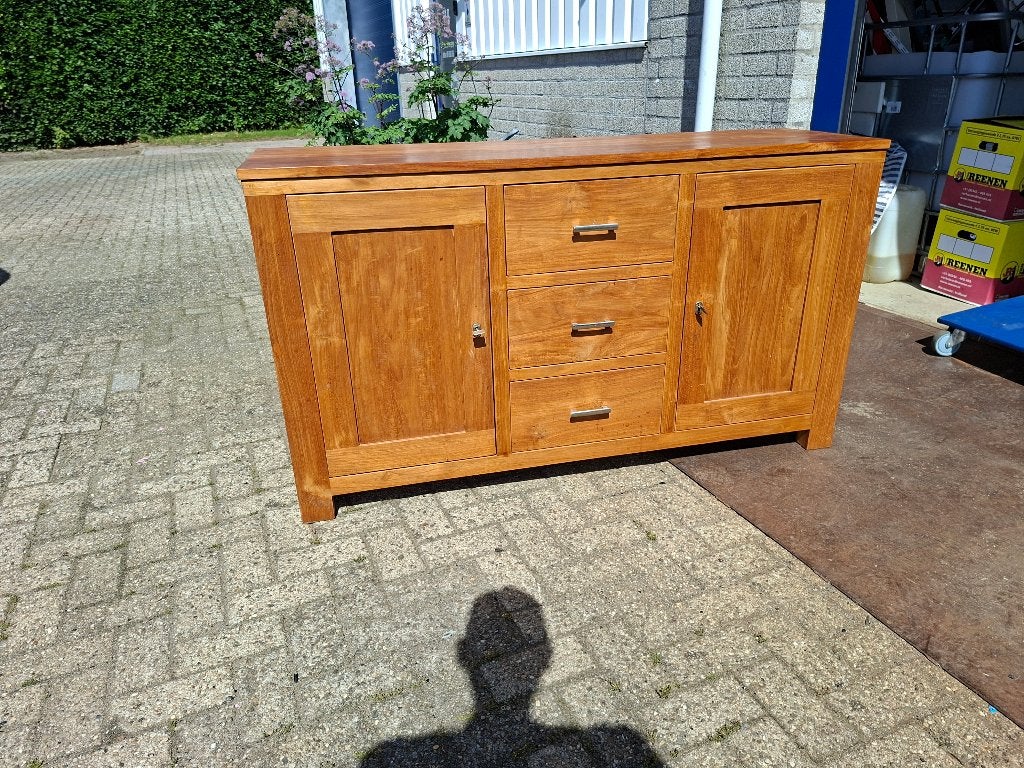 Dit teakhouten dressoir heeft twee deuren en drie lades, Ophalen, Gebruikt, 150 tot 200 cm, Teakhout