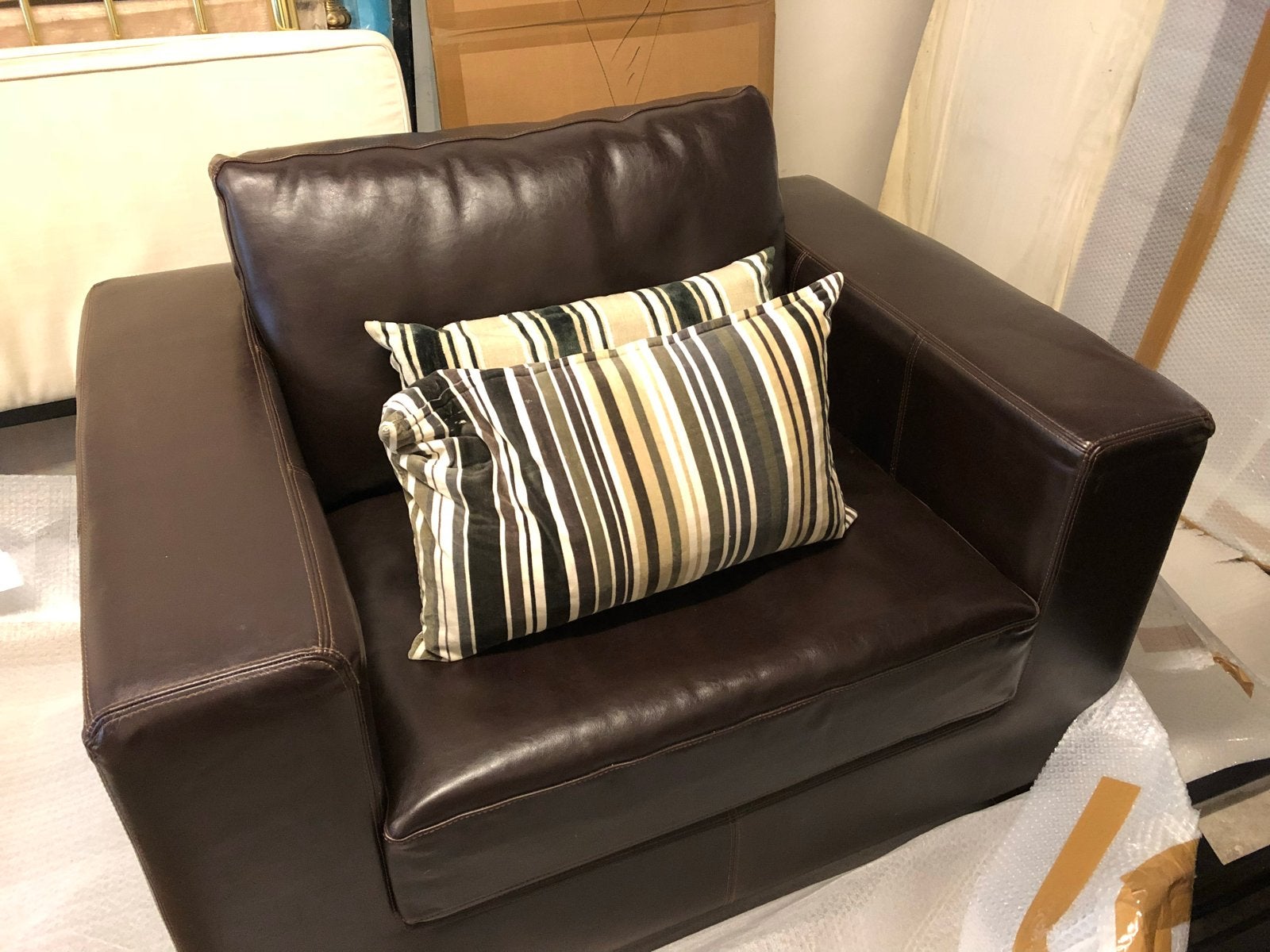 Bruine leren fauteuil - Comfortabele en stijlvolle stoel, Huis en Inrichting, Fauteuils, Ophalen, Zo goed als nieuw, 100 tot 125 cm