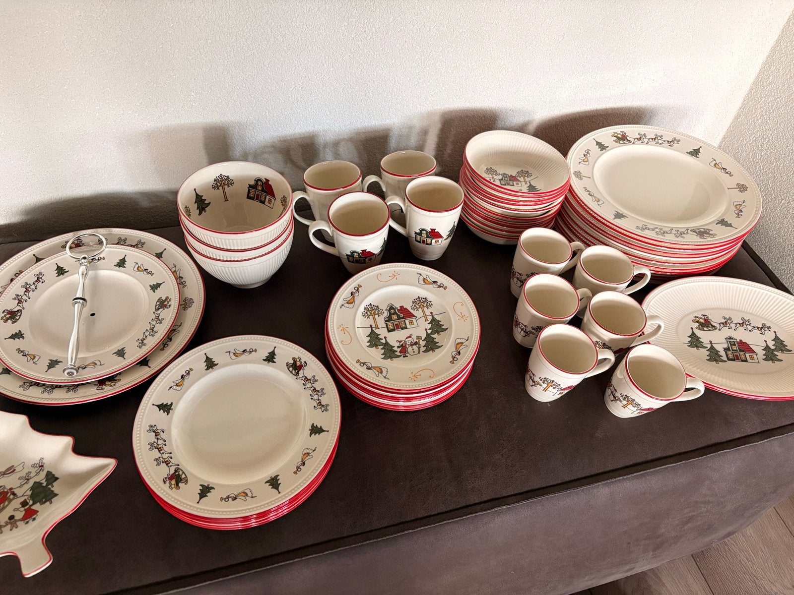 Kerstservies - Wedgwood Windsor Christmas - 65 delig, Huis en Inrichting, Keuken | Servies, Ophalen, Klassiek, Zo goed als nieuw