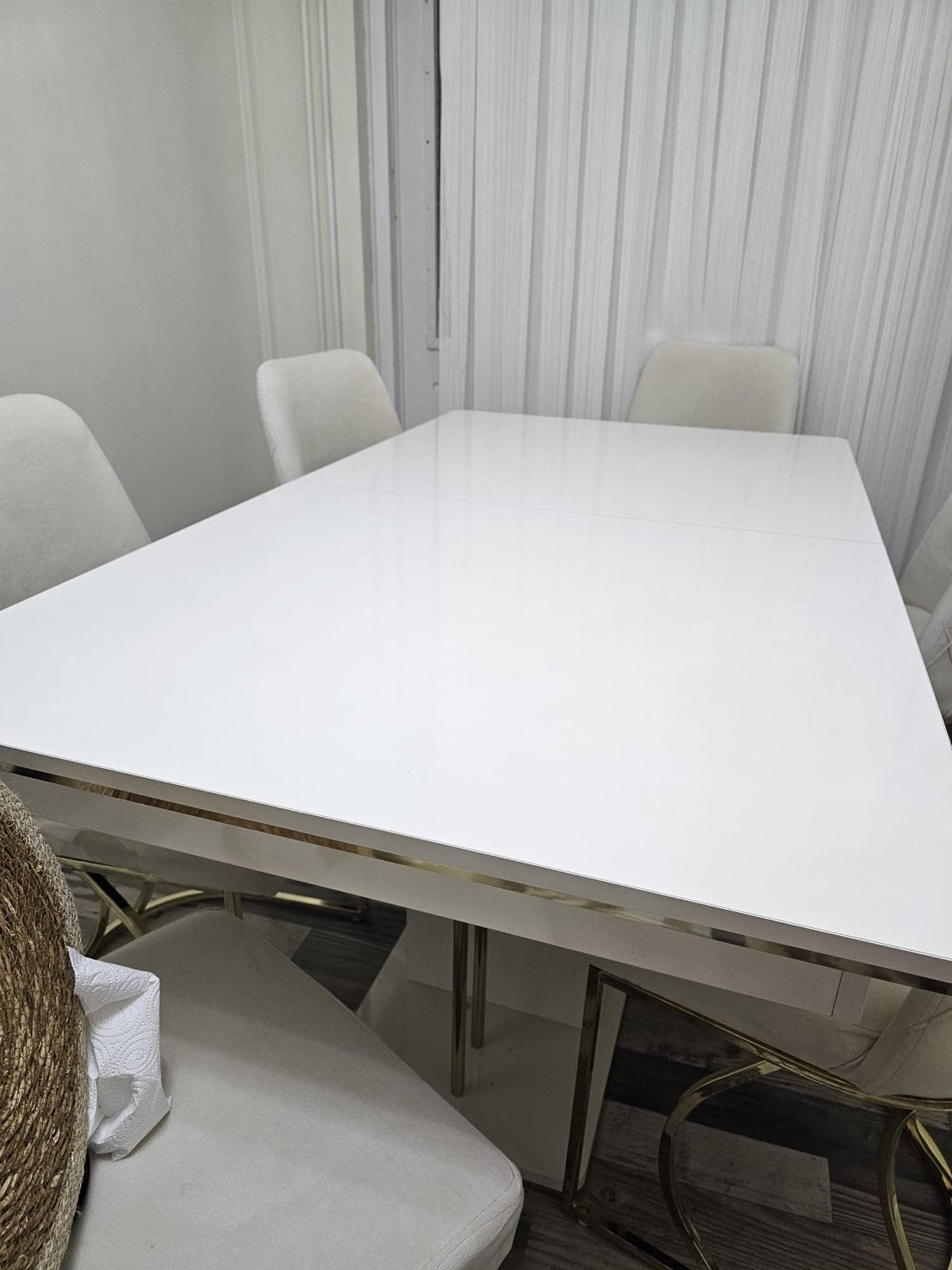 Uitschuifbare eettafel met goudkleurige accenten, Huis en Inrichting, 100 tot 150 cm, Zo goed als nieuw, Metaal, Vier personen