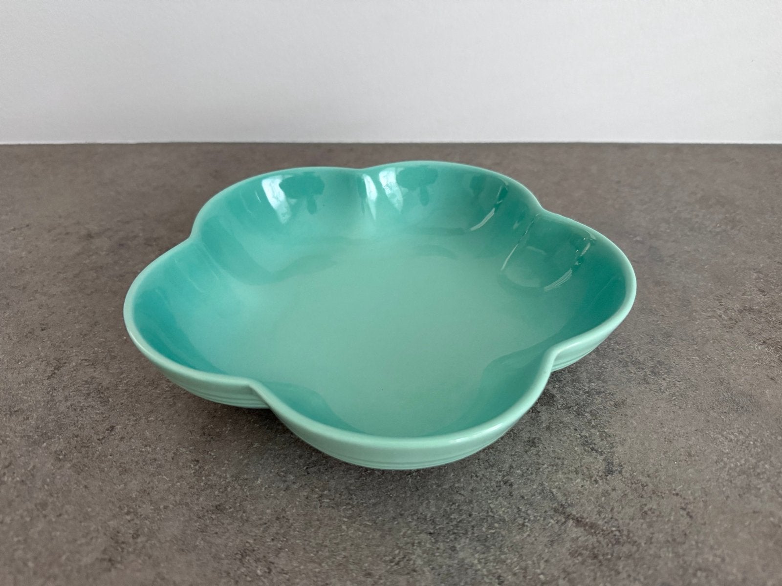 Le Creuset schaal in bloemvorm - cool mint, Ophalen, Overige stijlen, Aardewerk, Schaal of Schalen