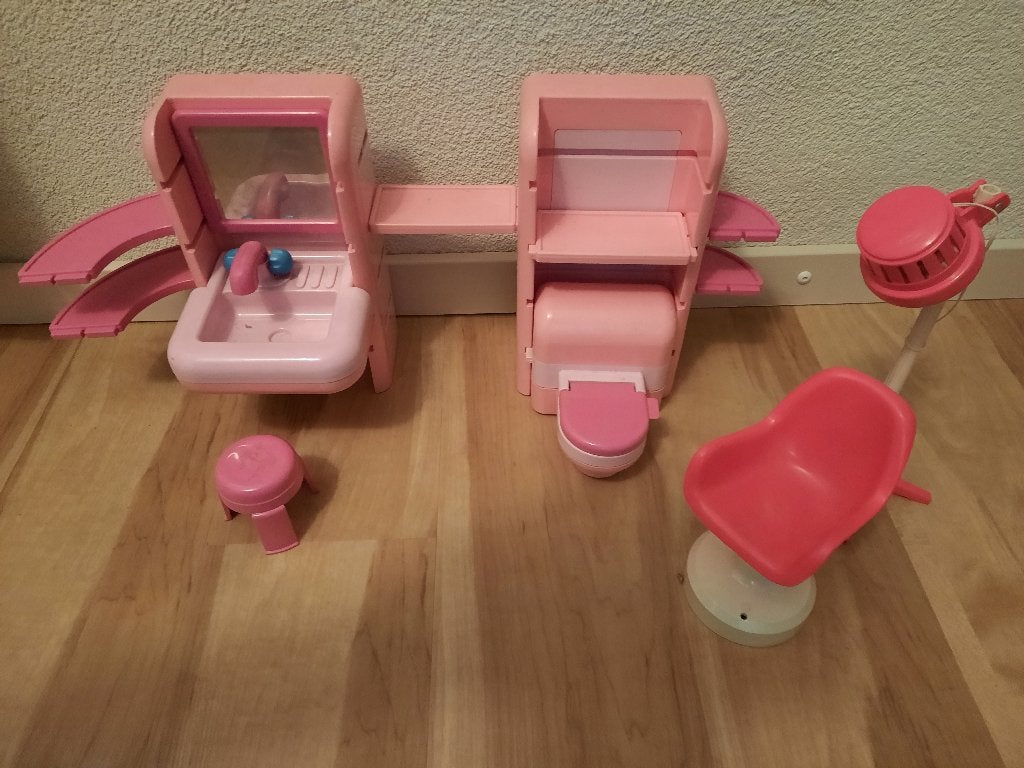 Barbie badkamer met stoel en haardroger ( + bad ), Ophalen of Verzenden, Zo goed als nieuw, Barbie