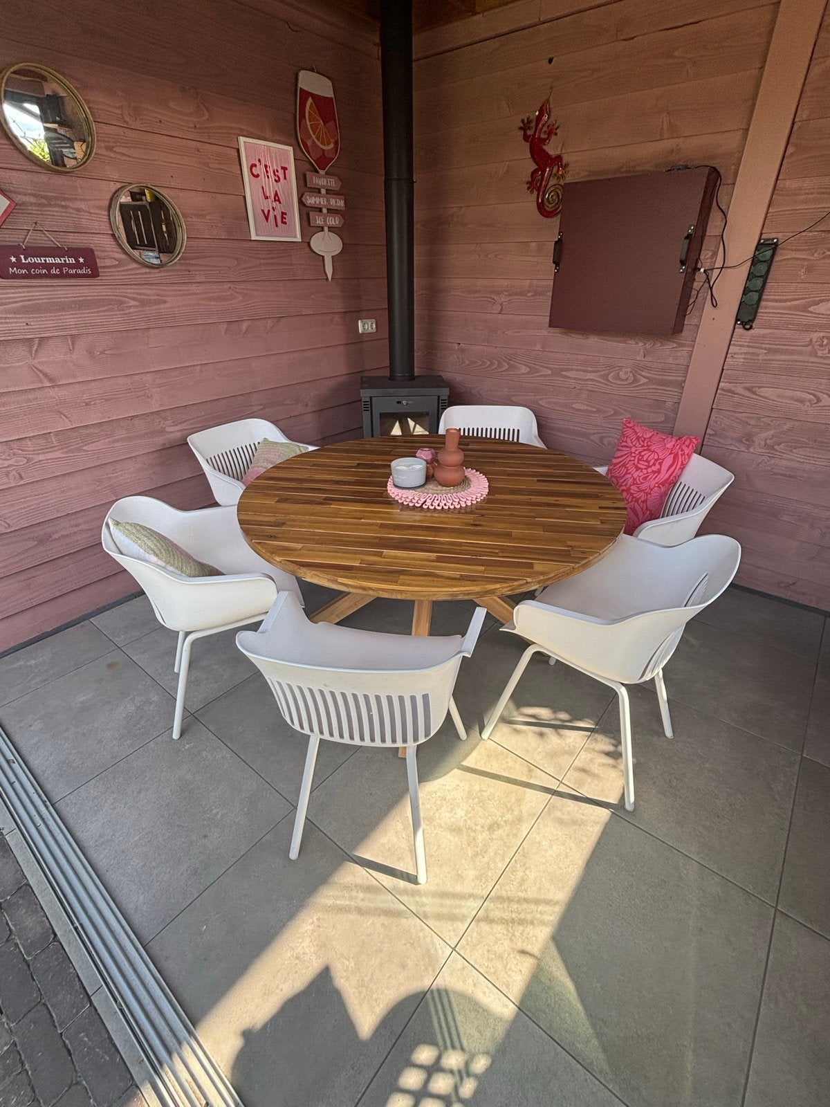Ronde tuintafel van hout met 6 witte Hartman stoelen, Tuin en Terras, Tuintafels, Ophalen, Gebruikt, Rond, Hout