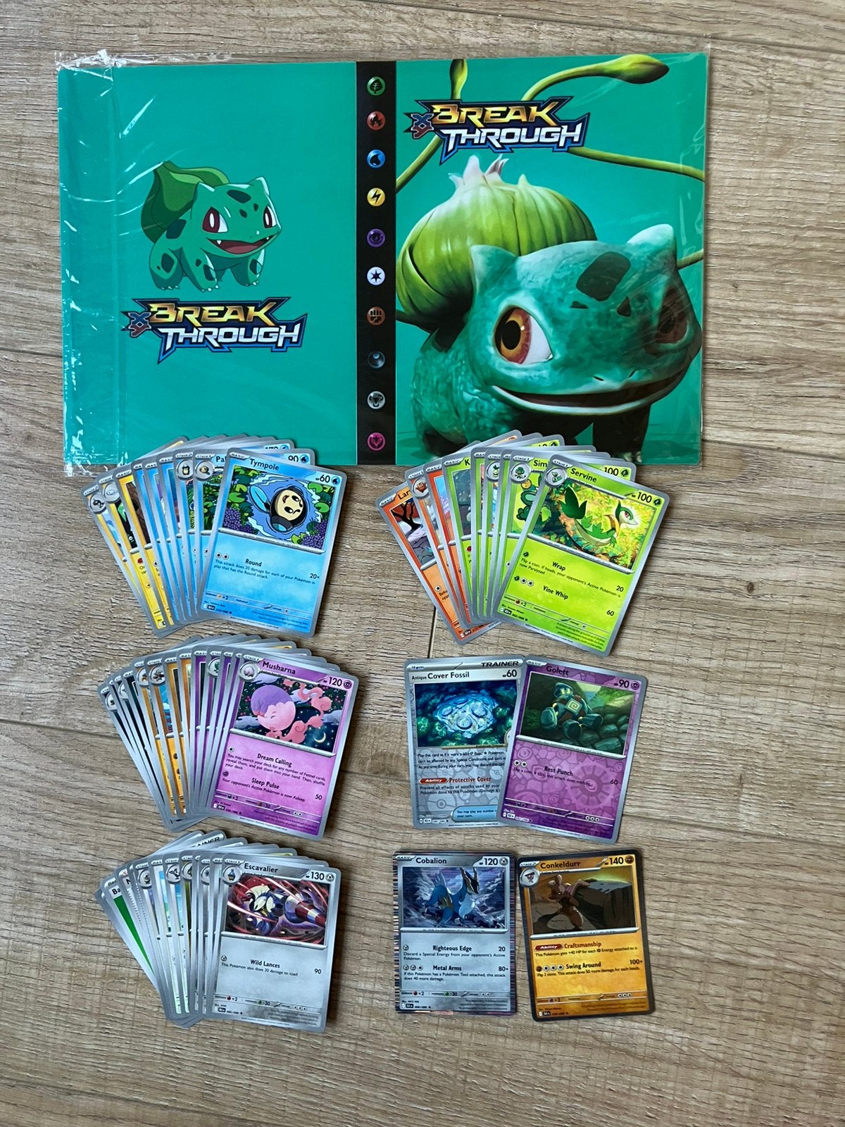 Bulbasaur mapje met 50 Pokémon kaarten (geen dubbele), Ophalen of Verzenden, Zo goed als nieuw, Meerdere kaarten, Foil