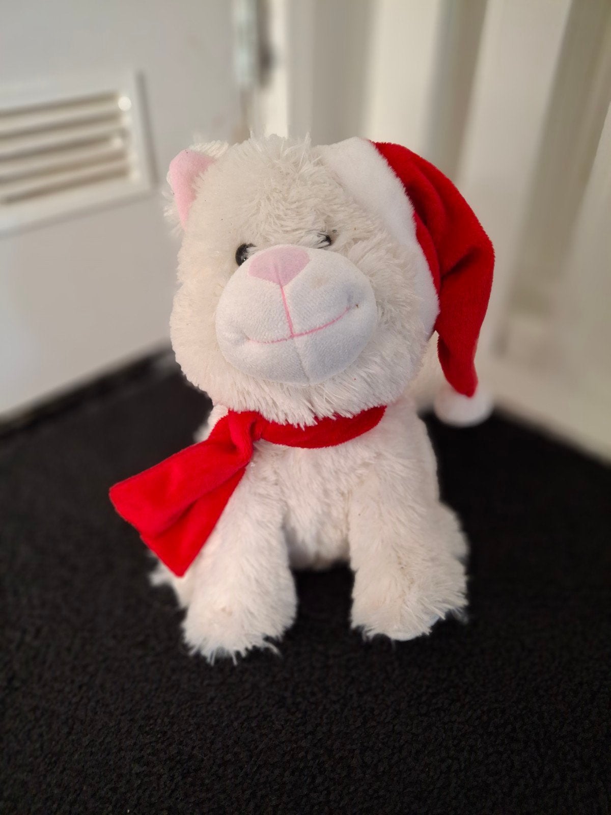 Zingende en dansende kat knuffel met kerstmuts, Met kleding of accessoire, Ophalen of Verzenden, Zo goed als nieuw, Kat