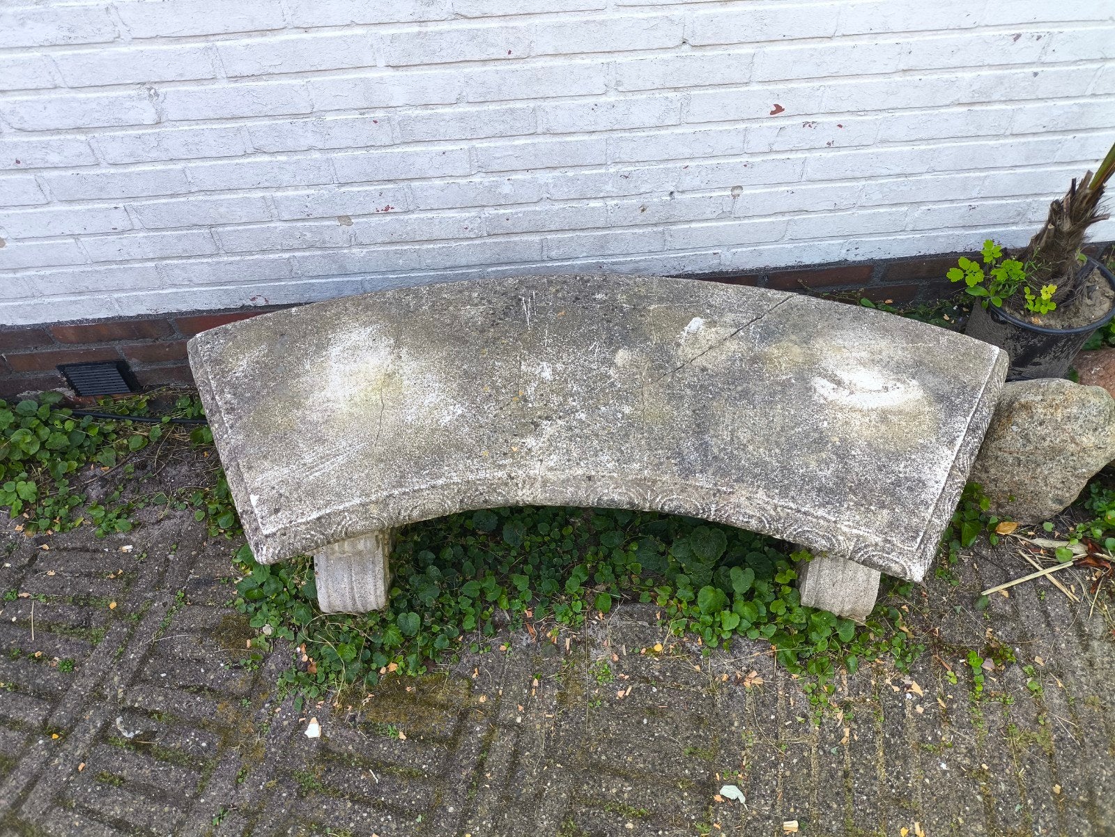 Gratis gebogen stenen tuinbank brocante rustiek, Tuin en Terras, Tuinbanken, Ophalen, Gebruikt, Overige materialen