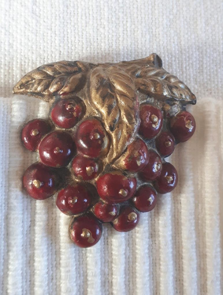 Jaren '30 Dressclip Goudkleurig Blad en Rode Bessen., Ophalen of Verzenden, Overige materialen, Broche, Verguld