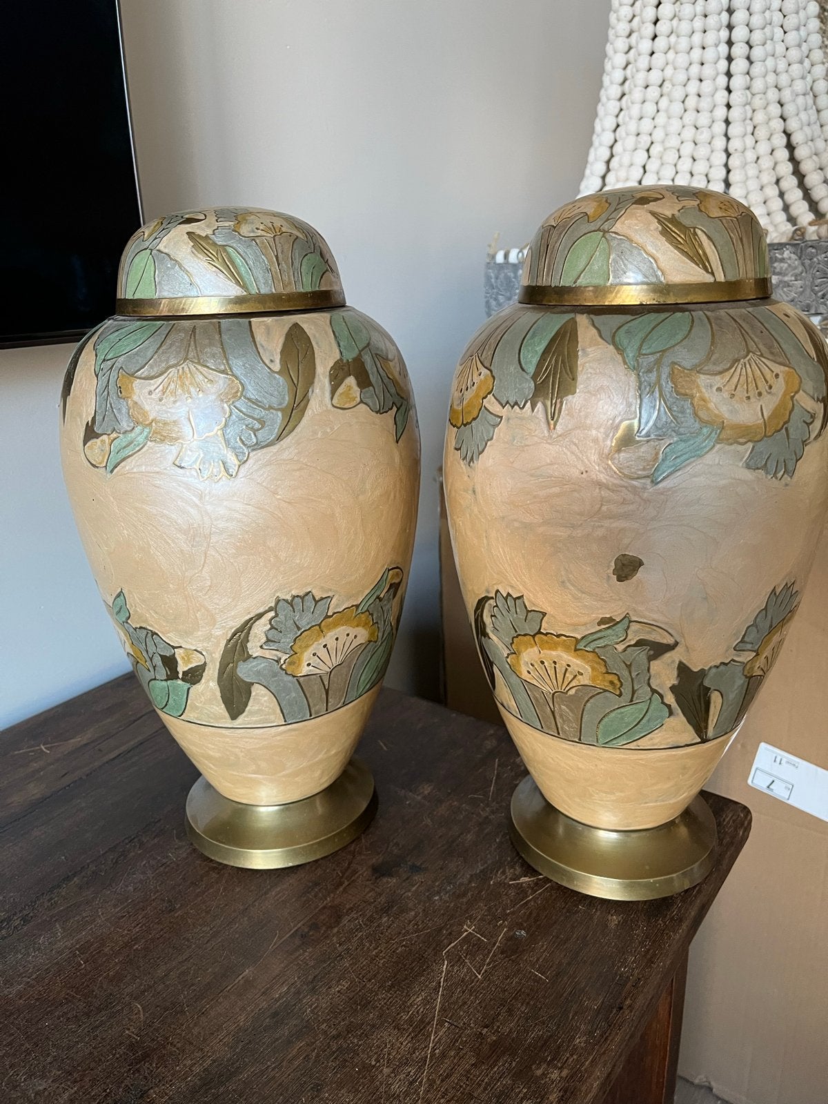 Twee zware messing vazen met beschildering - 35cm hoog, Ophalen