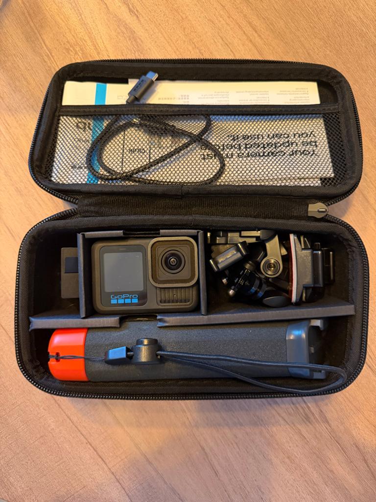 GoPro Hero 10 Black met accessoires en koffer, Ophalen of Verzenden, Zo goed als nieuw, GoPro