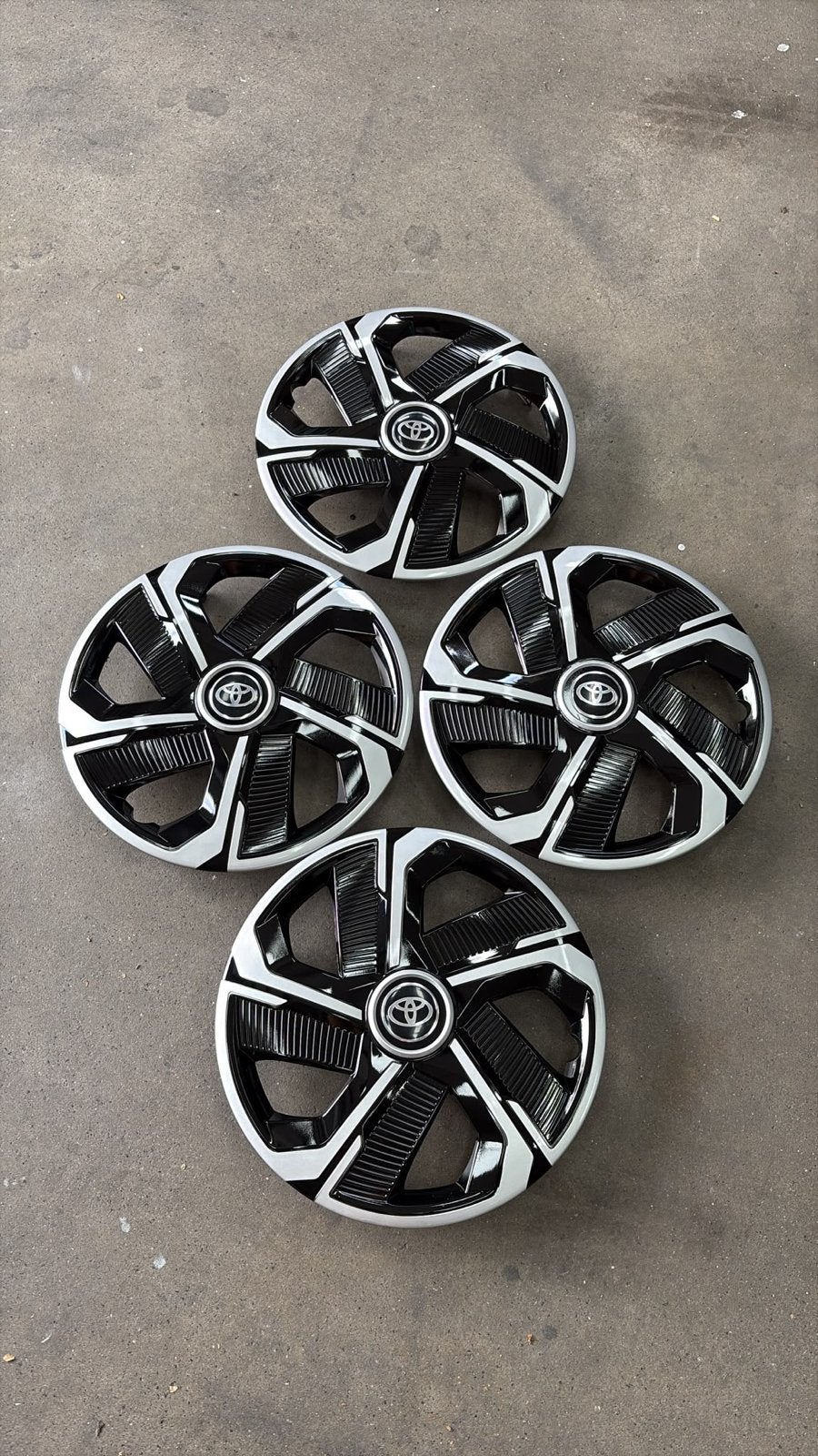Set van 4 Toyota Wieldoppen 14 inch - Zwart/Zilver, Ophalen of Verzenden, Zo goed als nieuw