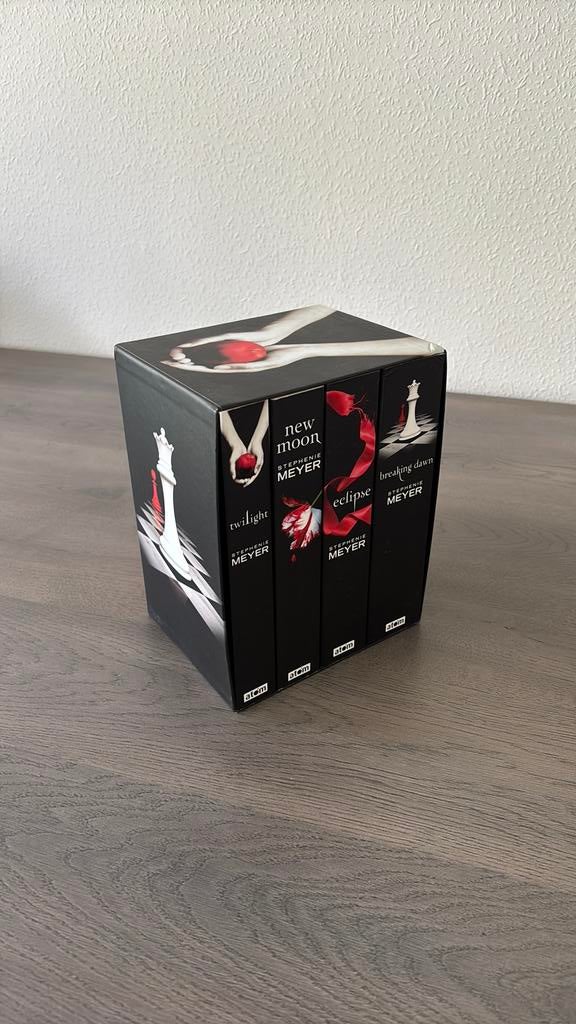 Twilight saga box set, Boeken, Fantasy, Zo goed als nieuw, Ophalen