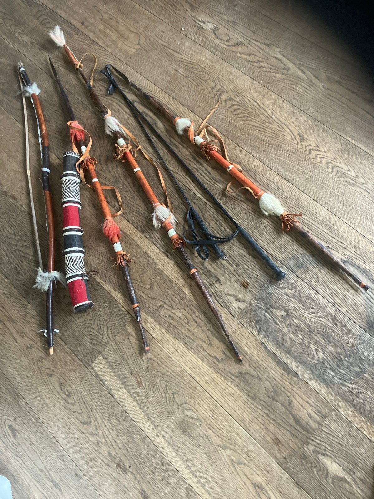 Set van speren, zwepen en boog, Ophalen, Afrika, Handgemaakt, Bruin