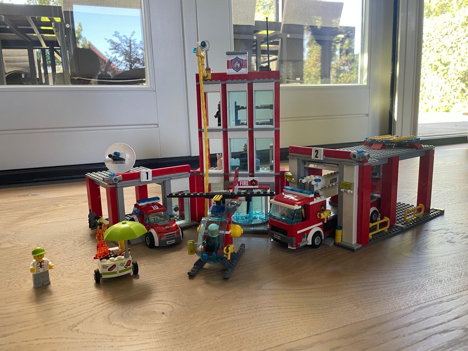 LEGO City Brandweerkazerne 60110 met voertuigen en figuren, Ophalen of Verzenden, Gebruikt, Overige merken