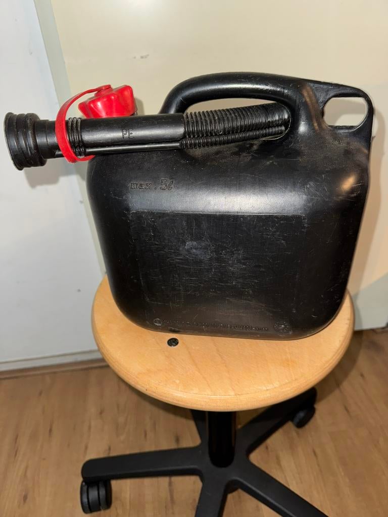 Zwarte kunststof jerrycan 5 liter met schenktuit, Minder dan 75 liter, Ophalen, Zo goed als nieuw