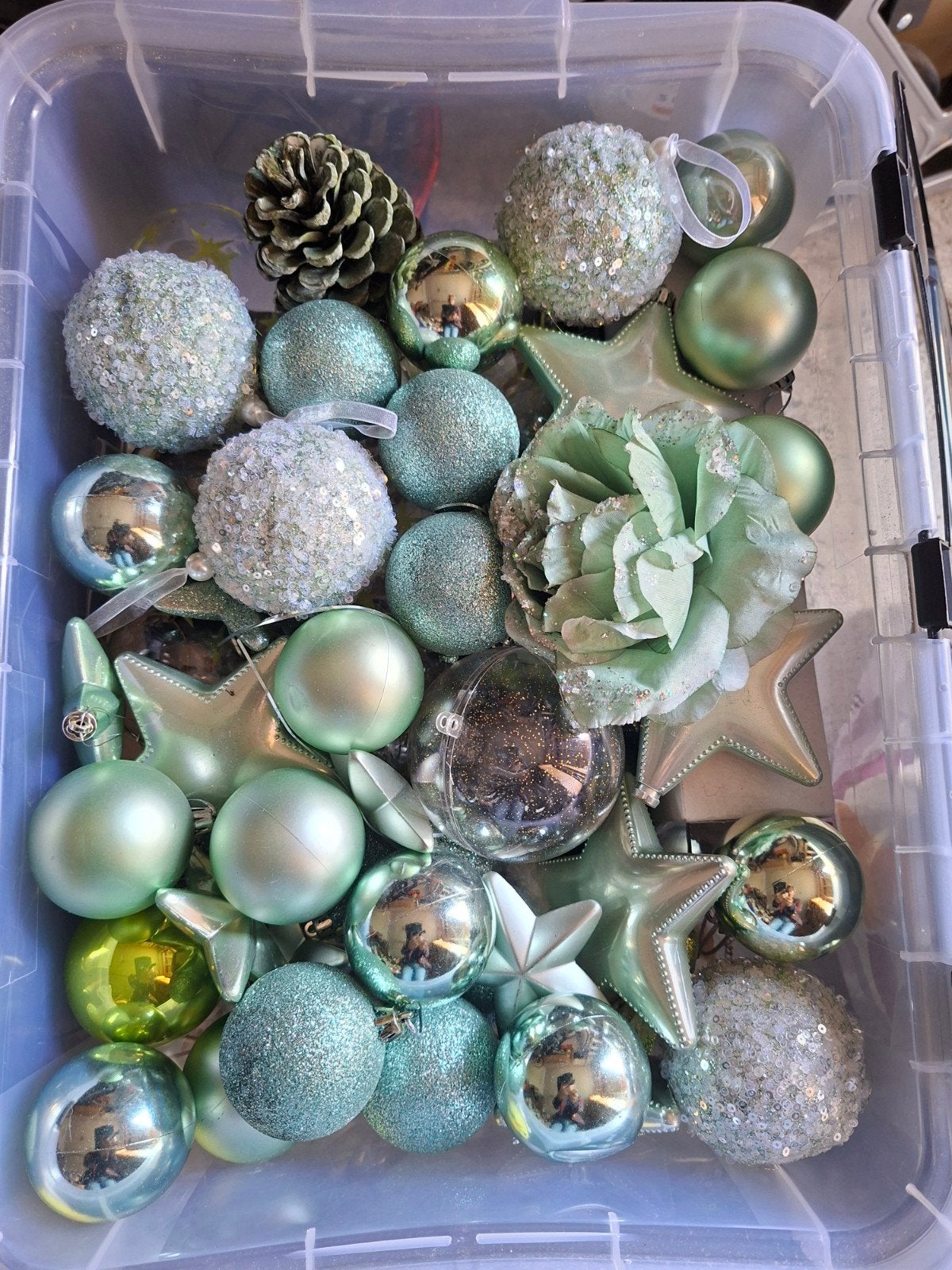 stapelbak en tas vol kerstboom versiering mintgroen, Ophalen, Zo goed als nieuw