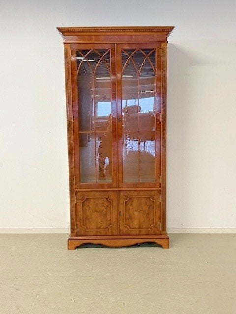 Display Cabinet / Vitrinekast in taxus, Ophalen, Engels / Heldense, Glas, 50 tot 100 cm
