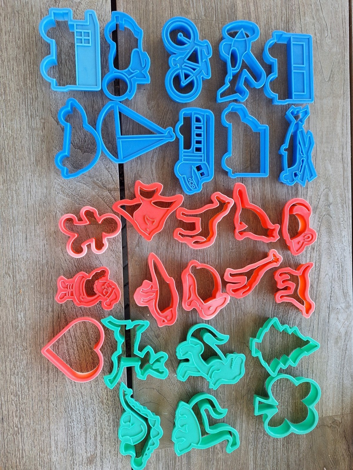 27 koekjesuitstekers in diverse vormen, Ophalen of Verzenden, Gebruikt, Taarten of Cupcakes, Bakvorm
