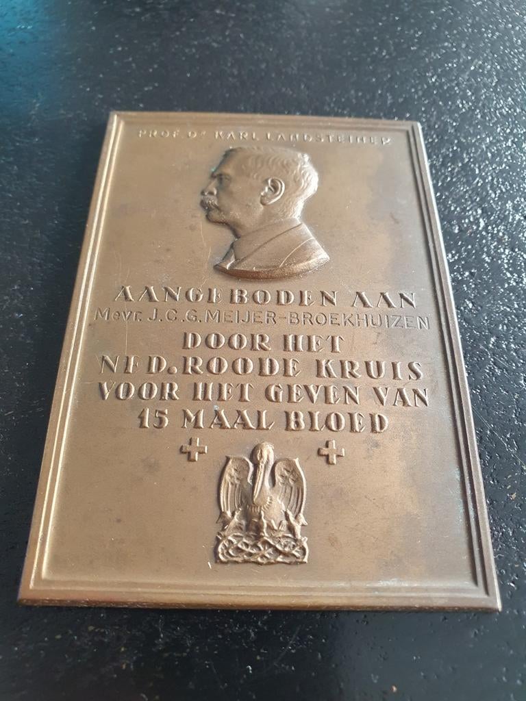 2x Prachtige plaquette van 1945 bronzen plaatje 7x10 cm €39, Ophalen of Verzenden