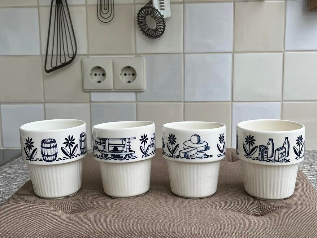DOMO Beilen, 4 drinkbekers, vintage, keramiek, wit/blauw, Gebruikt, Keramiek, Ophalen of Verzenden, Overige stijlen