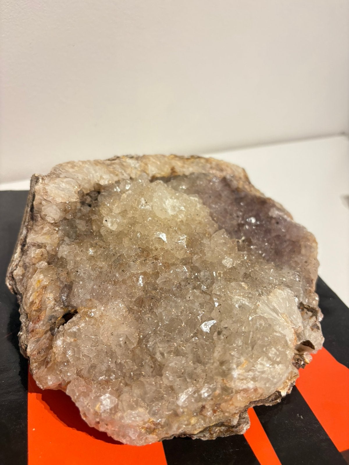Grote Braziliaanse kwartsgeode / bergkristal uniek exemplaar, Verzamelen, Mineralen en Fossielen, Ophalen of Verzenden
