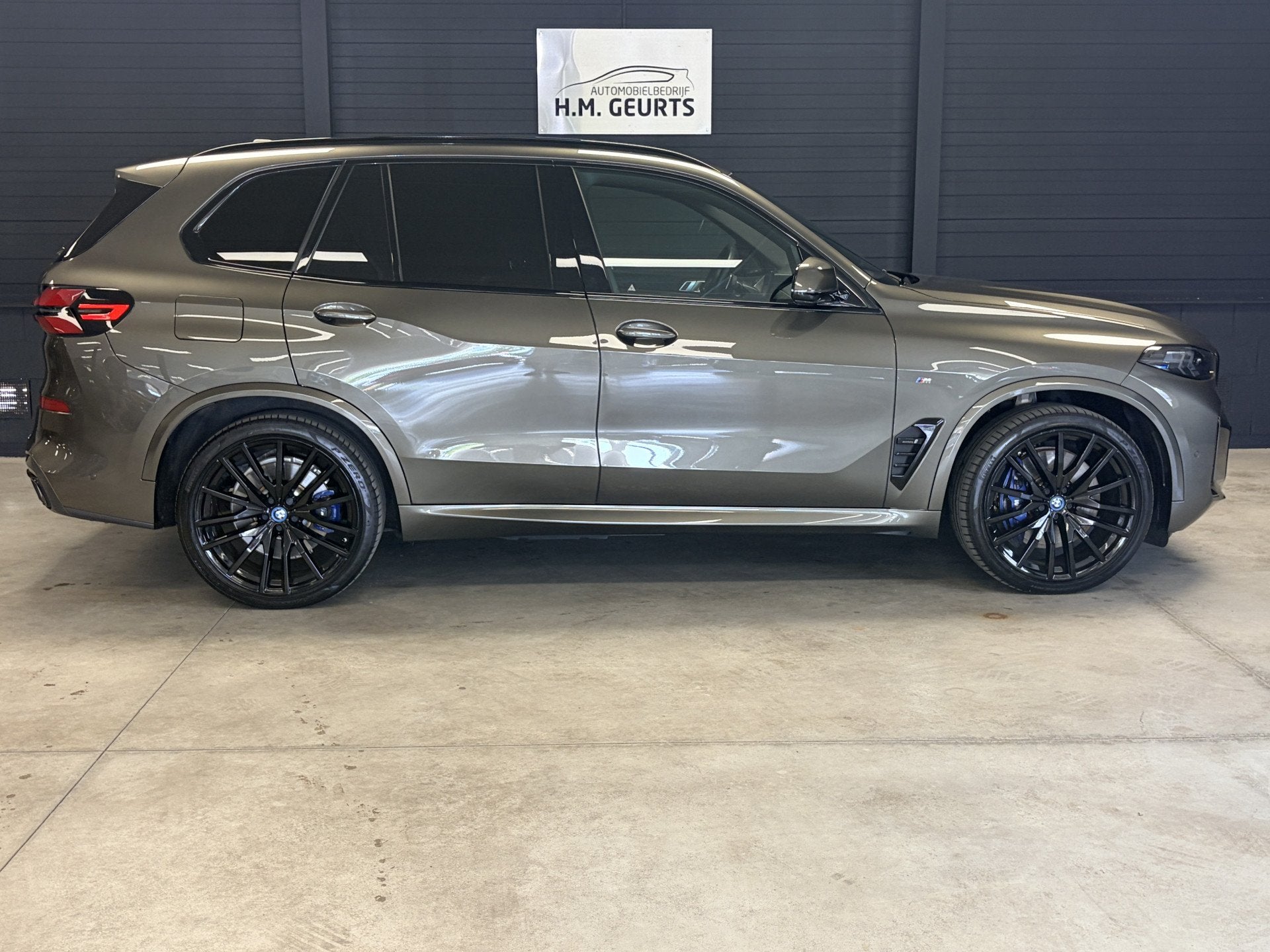 BMW X5 xDrive50e M Sport Pro |490 pk | Sky Lounge | Panorama, Gebruikt, 2395 kg, Vierwielaandrijving, Hybride Elektrisch/Benzine