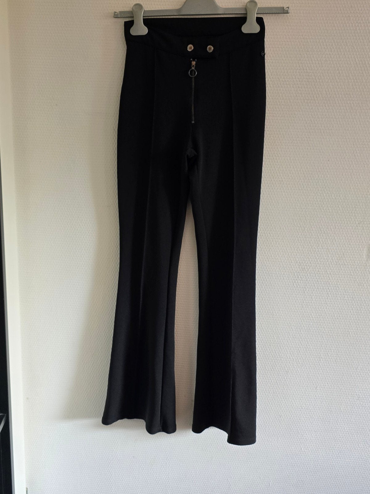Melting Stockholm zwarte flared broek met rits - XS, Zwart, Ophalen of Verzenden, Maat 34 (XS) of kleiner, Lang