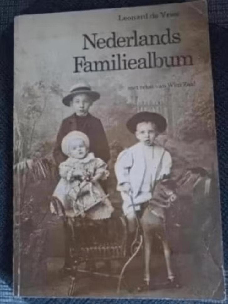 NEDERLANDS FAMILIE-ALBUM / Leonard de Vries & Wim Zaal, Ophalen of Verzenden, Zo goed als nieuw