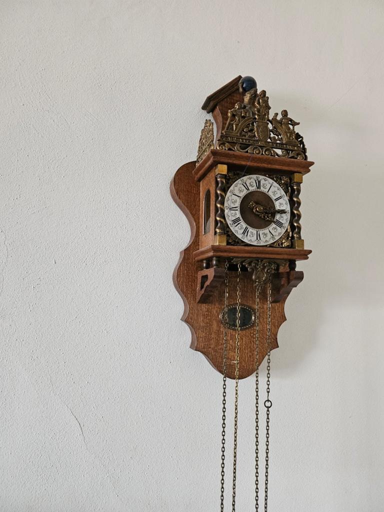 Antieke wandklok met kettingen - Goede staat, Antiek en Kunst, Antiek | Klokken, Ophalen of Verzenden