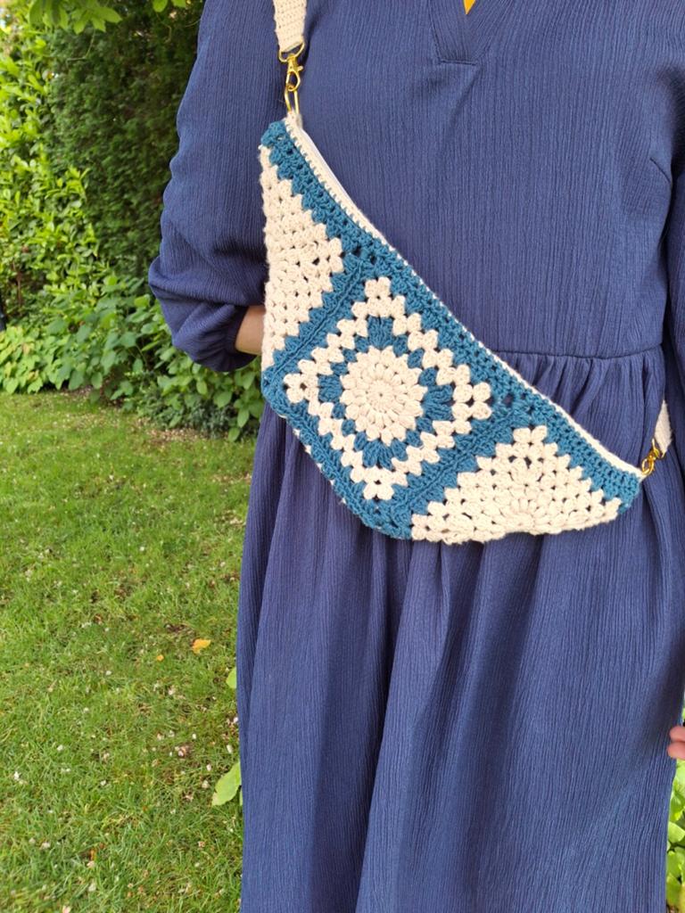 Zelf gehaakt schoudertasje/crossbodytasje, Minder dan 30 cm, Blauw, Nieuw, Ophalen of Verzenden